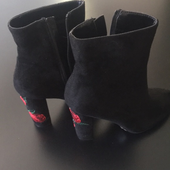 NWT cute Black faux suede embroidered booties - Picture 2 of 3